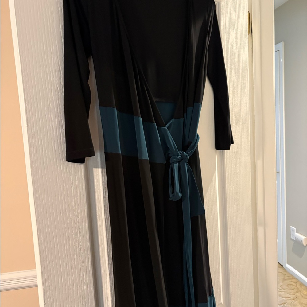 Jones Wear Black and Teal Long Sleeve Dress